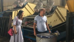 Visite d'un client russe à l'usine de lavage de l'or alluvial