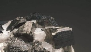 Processamento de minério de sulfureto de metais não ferrosos